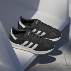 Souliers Adidas pour femmes - RUN 70S 2.0